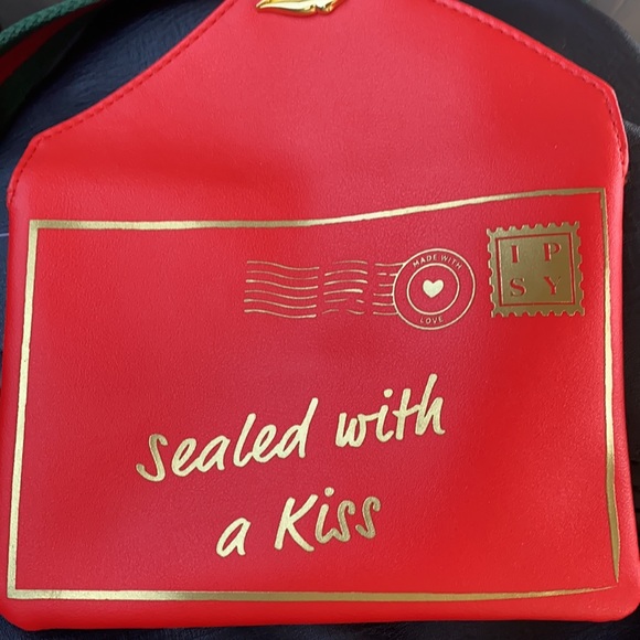 ISPY GLAM BAG SEALED WITH A KISS NEVER USED - Picture 5 of 7